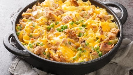 Запечена паста з тунцем і горошком. Рецепт дня