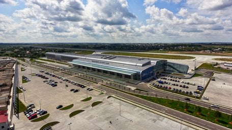 Поділили на трьох