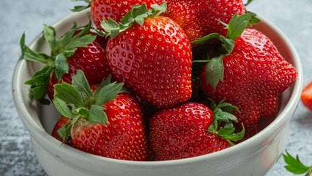 Перші весняні ягоди: чи варто ранню полуницю включати у раціон і скільки ягід можна з’їсти