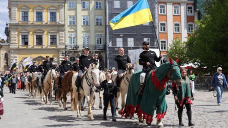 До Дня Львова ветерани пройшли урочистим кінним маршем. Фото дня