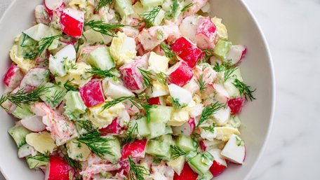 Весняний салат з редискою і крабовими паличками. Рецепт дня