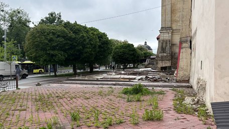 Залишки скандального ресторану прибрали з центру Львова. Фото дня