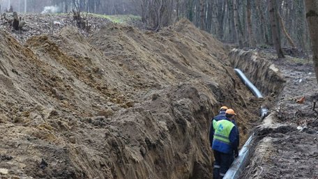 «Львівводоканал» будує новий водопровід в селі Зашків біля Львова. Фото дня