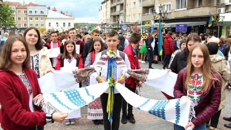 У Дрогобичі встановили рекорд України за найбільшою кількістю вишитих рушників. Відео дня