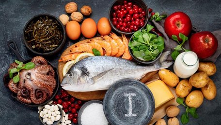 Як поліпшити роботу щитоподібної залози: продукти багаті на йод, селен і цинк 