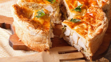 Заливний пиріг з куркою і кабачком. Рецепт дня