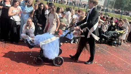 Львівська випускниця на візку танцює вальс після відмови в участі у святі. Відео дня