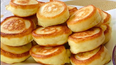 Пухкі оладки з грушею. Рецепт дня
