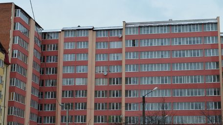 Будує без дозволів, судиться роками і продовжує продавати