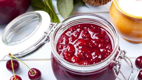 Пікантний соус до м’яса, паштетів і сирів із черешні. Рецепт дня
