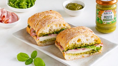 Сендвіч із чіабати з мортаделою, моцарелою та фісташковим песто. Рецепт дня