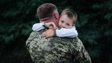 Як підтримати дитину, якщо тато на війні: пояснення психологині