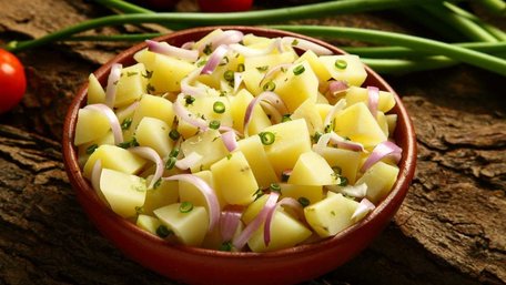 Маринована молода картопля з чилі. Рецепт дня