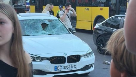 Водії двох BMW на швидкості збили батька з 8-річною донькою на переході у Львові