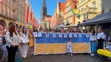 Українки в Німеччині вишили рушник до Дня Незалежності та встановили рекорд. Відео дня