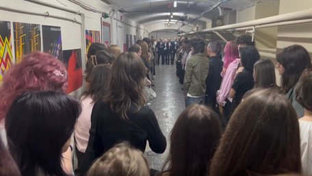 Студенти академії мистецтв у Києві виконують гімн в укритті під час російської атаки. Відео дня
