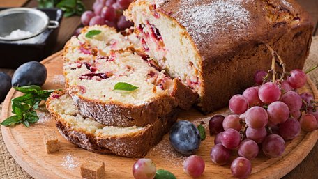 Ніжний кекс зі сливами та виноградом. Рецепт дня