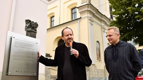 У Львові відкрили таблицю творцям концепцій геноциду та злочинів проти людяності. Фото дня