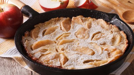 Печений млинець з яблуками та корицею. Рецепт дня