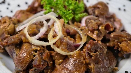 Салат із курячими сердечками та маринованою цибулею. Рецепт дня