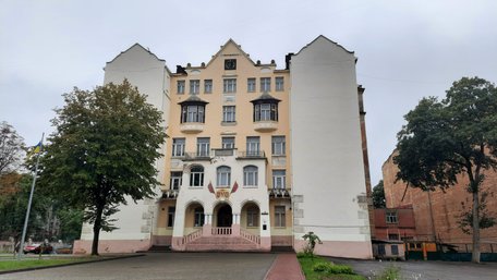 Перша приватна жіноча гімназія Львова, зведена на фундаментах палацу