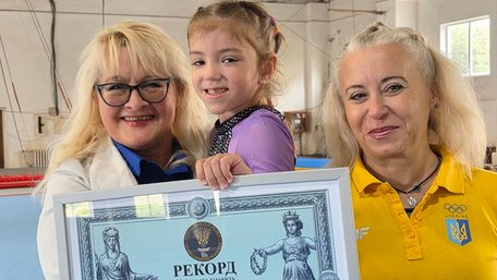 7-річна львів'янка виконала 101 підйом розгином і встановила рекорд України. Відео дня
