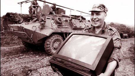 Годинники у річці