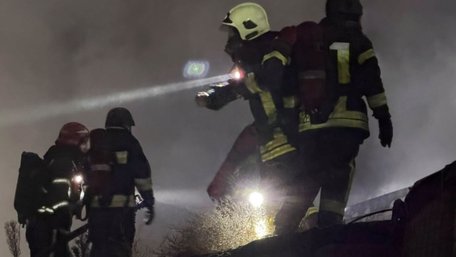 Рятувальники показали, як гасили пожежі після атаки російських БпЛА на Львівщину. Фото дня