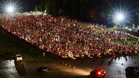 У Львові запалили сотні лампадок на могилах полеглих Героїв. Фото дня 