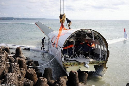 Boeing 737 розбився біля берегів острова Ява