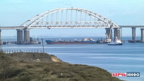 Невідоме судно перекрило прохід українським військовим кораблям під арками Кримського мосту