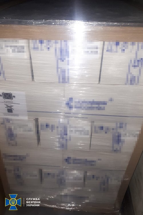 На цьому фото від СБУ показані коробки з ліками. Вони хоч і заблюрені, але можна розгледіти адресу сайту компанії