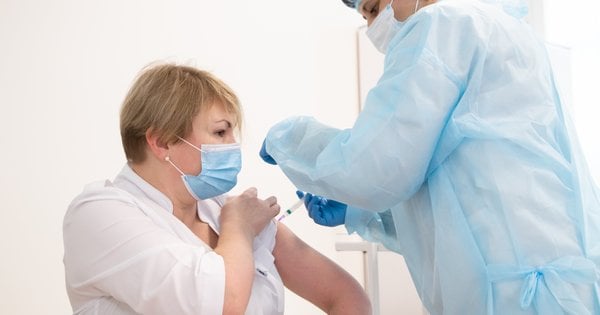 Уряд оголосив про обов'язкову вакцинацію вчителів і чиновників — ZAXID.NET