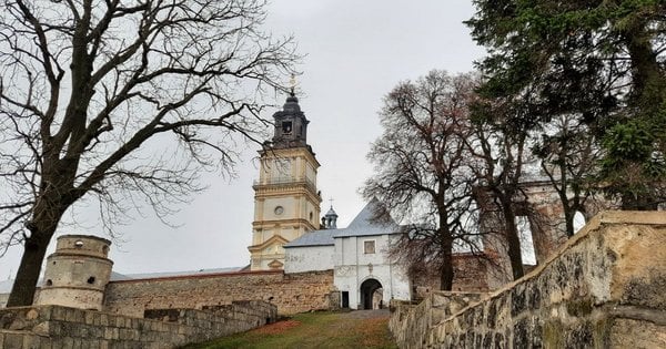 У Підкамені облаштували оглядовий майданчик на відреставрованій вежі монастиря XVIII ст. (фото)