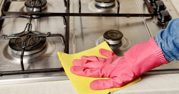 8 простих способів відчистити плиту від нальоту і жиру