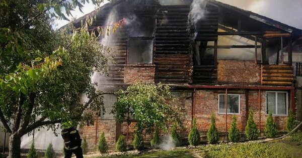 На Сихові спалахнула масштабна пожежа в приватному будинку