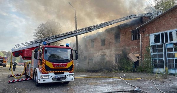 В Чернівцях виникла масштабна пожежа на території колишнього тролейбусного депо