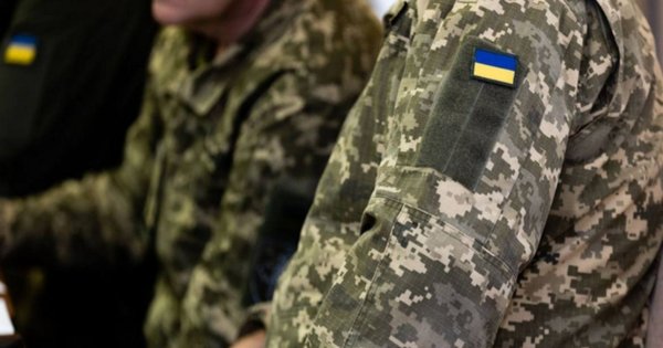 У Тернополі п'яний чоловік розбив двері ТЦК, бо хотів мобілізуватися