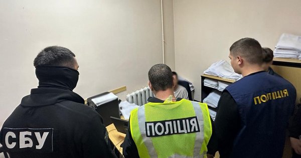 Держвиконавець з Буковини вимагав гроші з боржників за закриття виконавчих проваджень