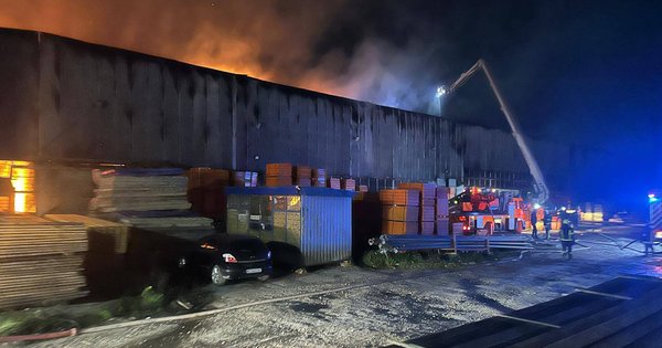 На території закинутого автобусного заводу у Львові виникла масштабна пожежа