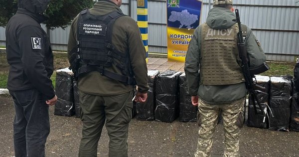 Поліцейські викрили буковинця під час спроби пішки перенести ящики з сигаретами в Румунію