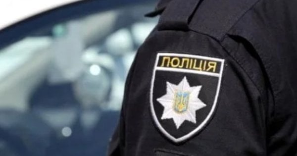 Поліцейський вимагав у жителя Львівщини 4000 доларів за те, що не повезе його у ТЦК