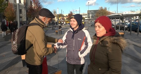 Сім'я шкільного вчителя із сином з інвалідністю вже тиждень ночує на львівському вокзалі