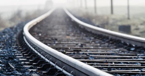 У Львові жінка впала з мосту на залізничну колію і загинула