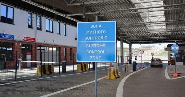 Львівський митник уник покарання за оформлення буса з контрабандою як порожнього