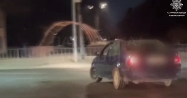 У Львові пʼяний водій без прав втікав від патрульних через паркан
