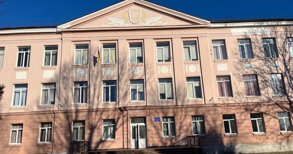 Компания с криминальным прошлым депутата Олександра Дешка выиграла тендер на ремонт школы в Ужгороде
