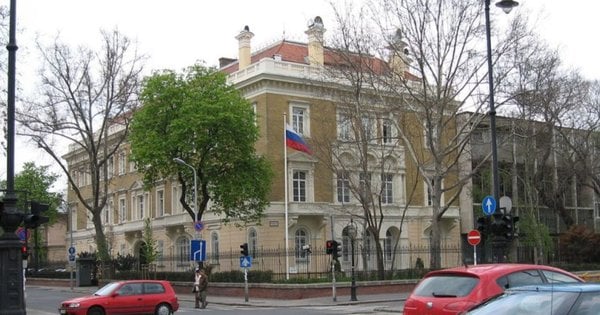 Угорщина вислала 10 російських дипломатів