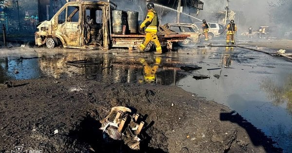 Росіяни вдарили по ТРЦ у Павлограді, є загиблі та поранені