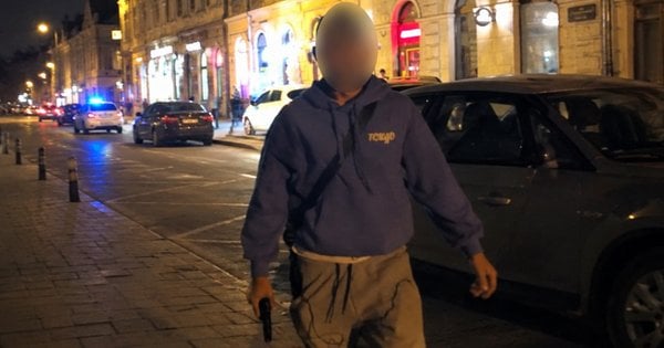 У центрі Львова двоє підлітків побили перехожого та погрожували пістолетом